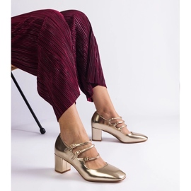 Kultaiset pumput postissa koristeellisilla solkilla kultainen 1