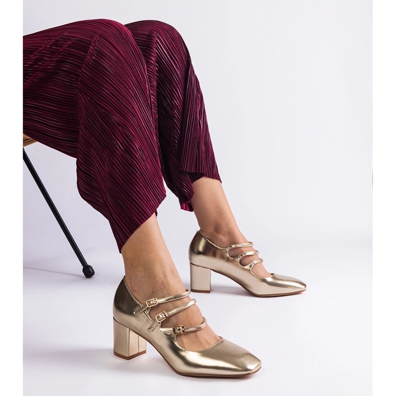 Kultaiset pumput postissa koristeellisilla solkilla kultainen 1