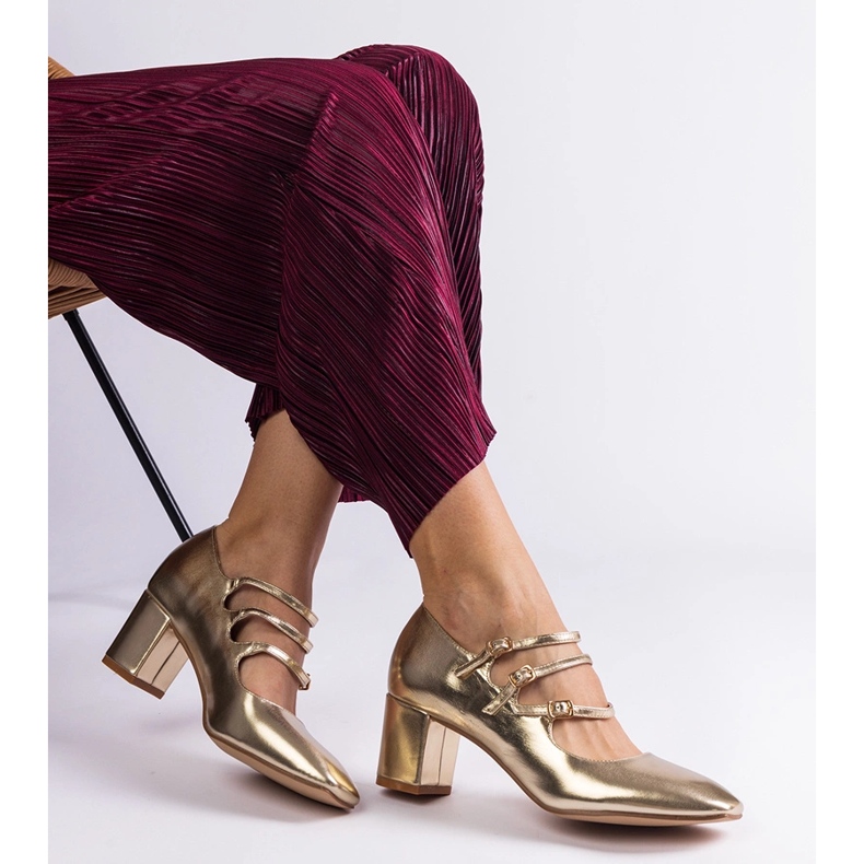 Kultaiset pumput postissa koristeellisilla solkilla kultainen 2