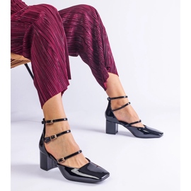 Mustat pumput lakattiin pylväällä, jossa on soljet 1