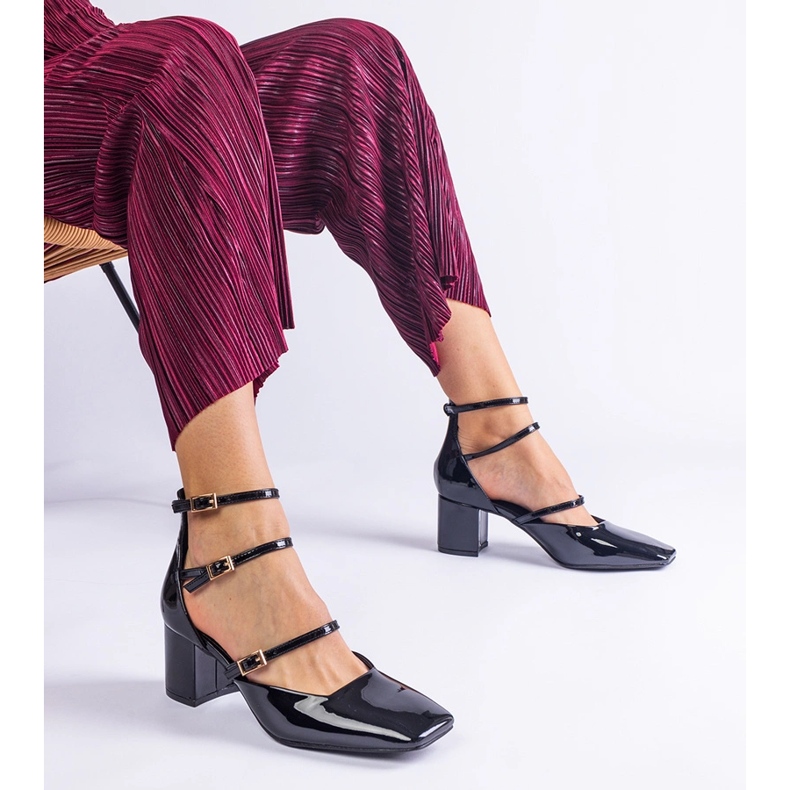 Mustat pumput lakattiin pylväällä, jossa on soljet 1