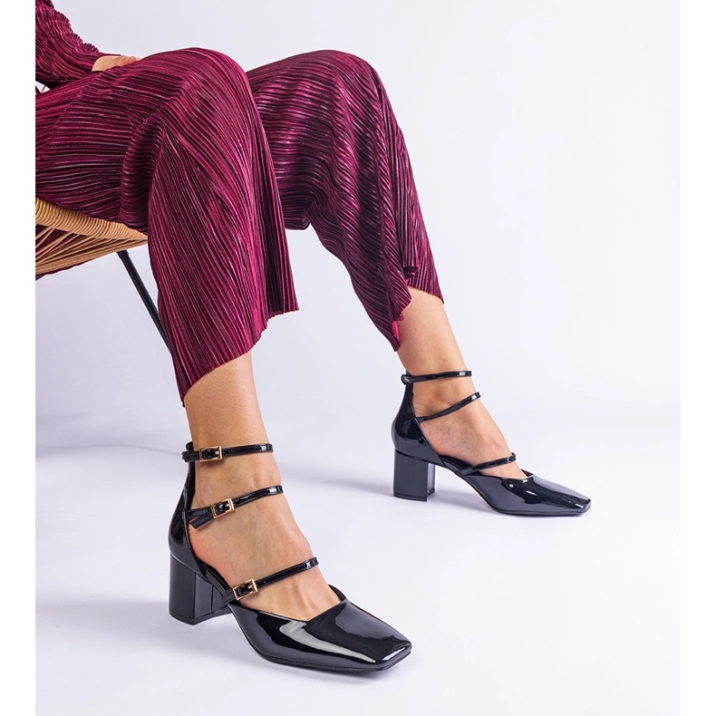 Mustat pumput lakattiin pylväällä, jossa on soljet 2