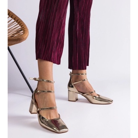 Kultaiset pumput lakattiin pylväällä, jossa on soljet kultainen 1