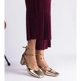 Kultaiset pumput lakattiin pylväällä, jossa on soljet kultainen 2