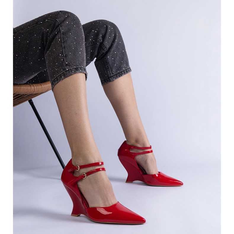 Punaiset pumput lakataan kiilalla soljilla punainen 1