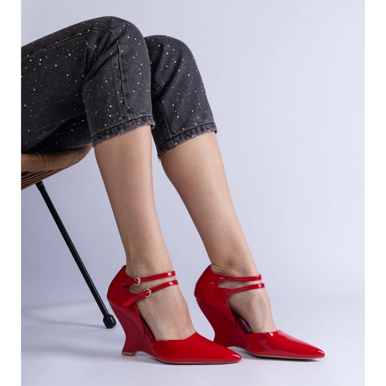 Punaiset pumput lakataan kiilalla soljilla punainen 2