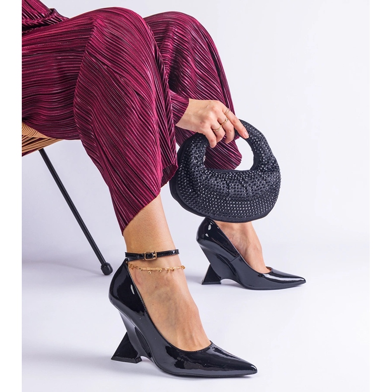 Mustat kiiltonahkaiset kiilapumput 2