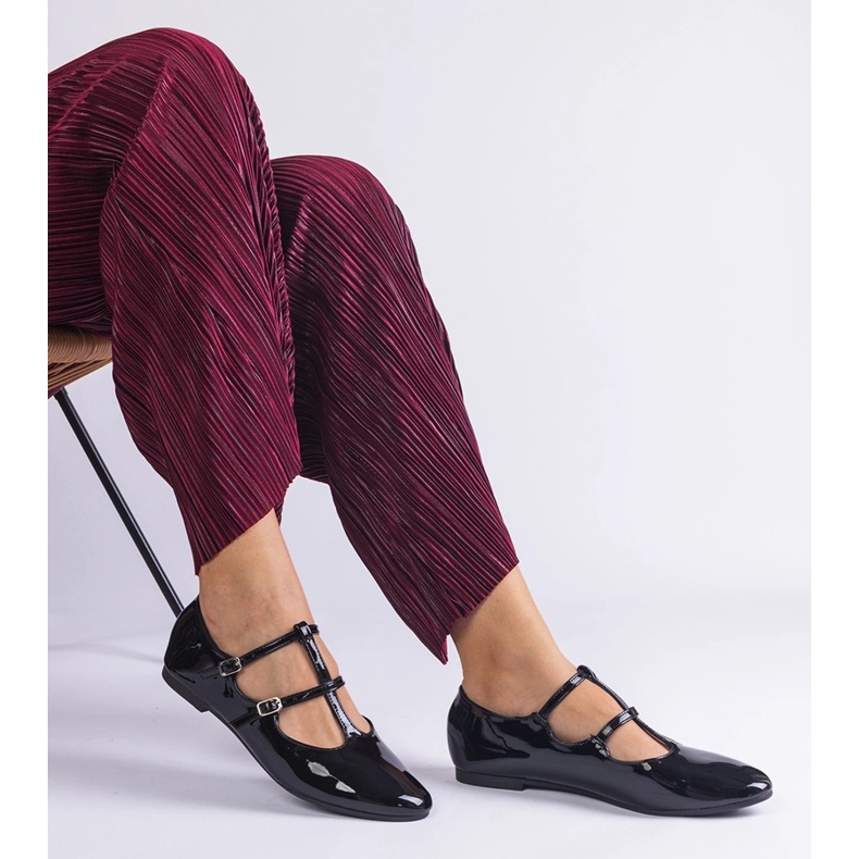 Mustalla balleriinilla lakattu solki 2