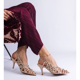 Kivillä varustetut beige -sandaalit 1