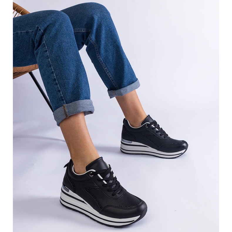 Mustat alustalenkkarit, jotka on koristeltu glitterillä ja metallisella välikappaleella 1