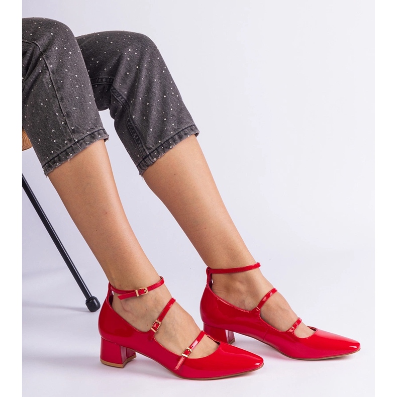 Punaiset pumput lakaistaan ​​hihnalla punainen 1