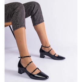 Mustat pumput lakataan hihnalla 1