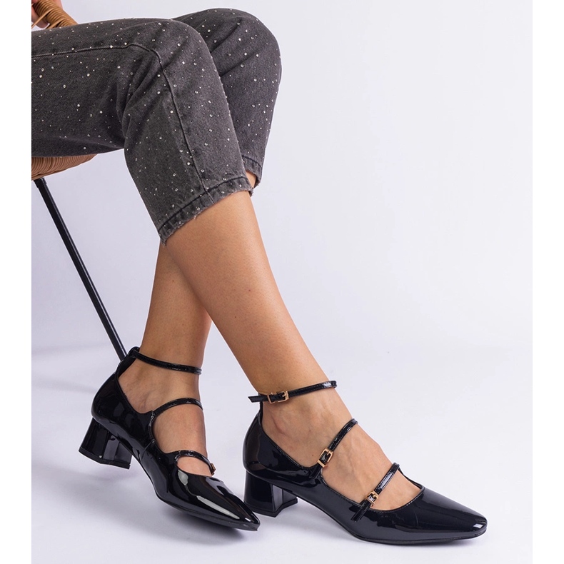 Mustat pumput lakataan hihnalla 2