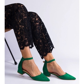 Vihreät pumput matalalla pylväällä 1