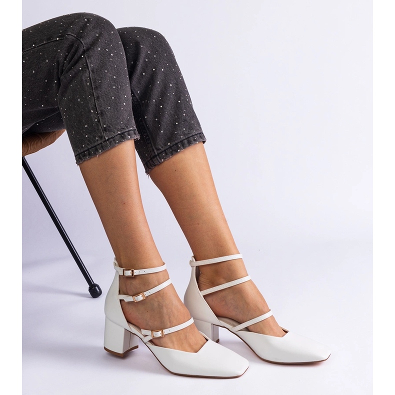 Valkoiset pumput pylväällä soljella valkoinen 1