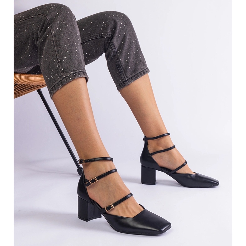 Mustat pumput pylväällä soljella 1