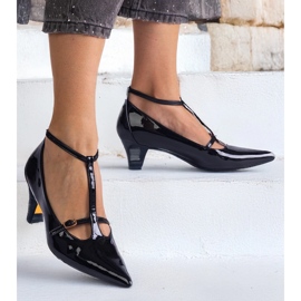 Mustat pumput lakattiin matalalla kasalla soljella 1