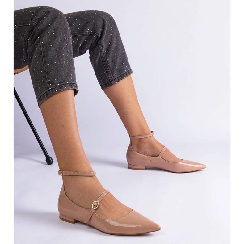 Beige -pumput lakattu litteillä korkokengillä, joissa on beige -soljet 1