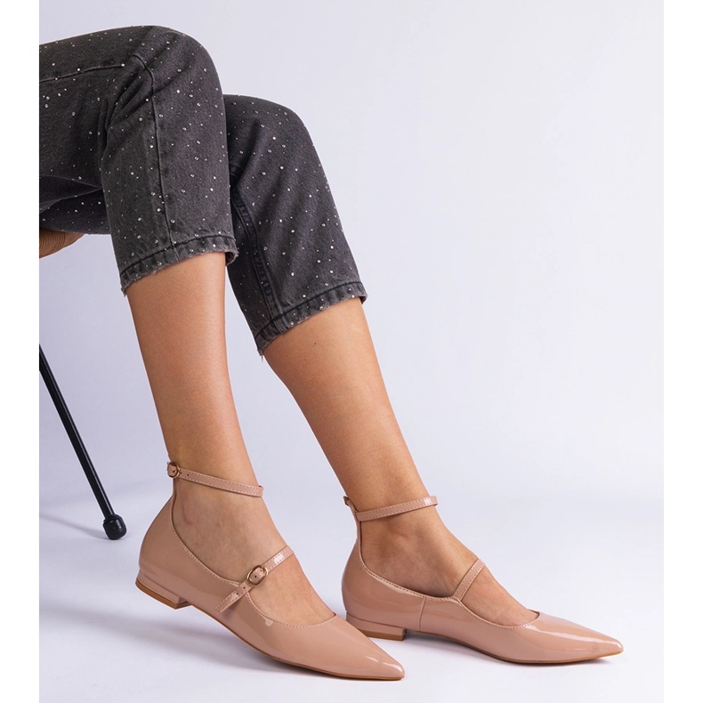 Beige -pumput lakattu litteillä korkokengillä, joissa on beige -soljet 2