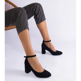 Mustat pumput ekosilanpylväässä 1