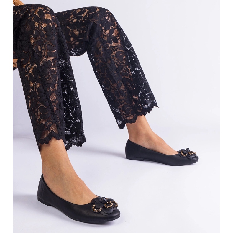 Mustalla balleriinilla koristeltu kukka 1