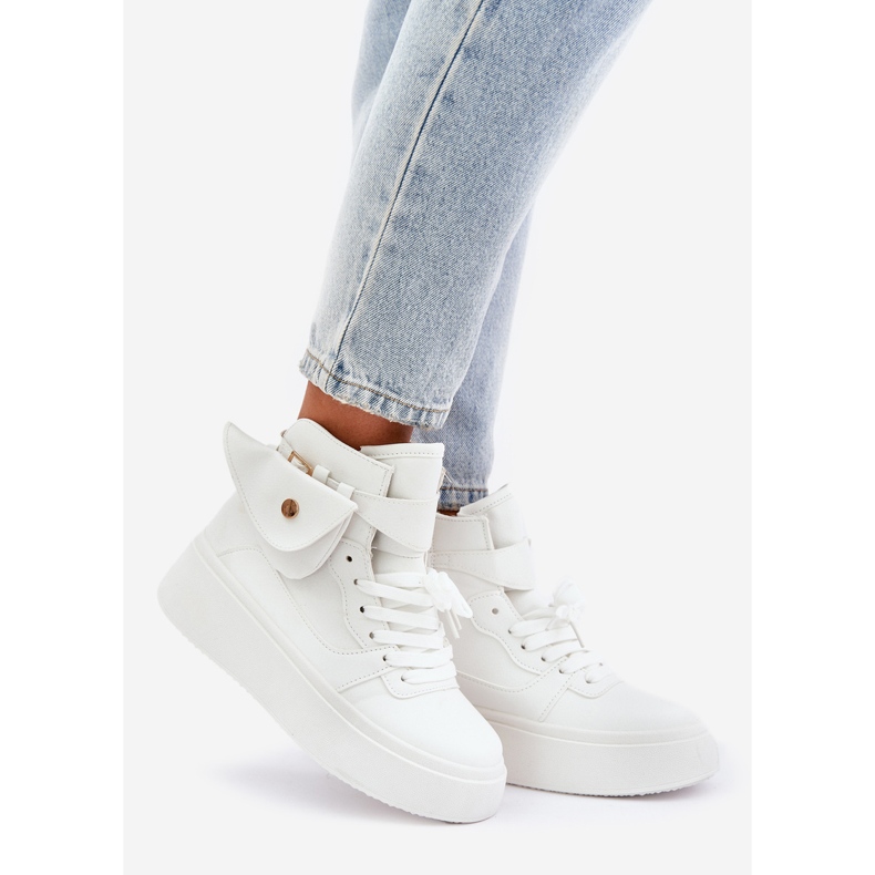 Korkeat lenkkarit, joissa on pussi valkoisella alustalla valkoinen 1