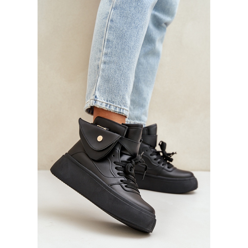 Korkeat lenkkarit, joissa on pussi mustalla alustalla 2