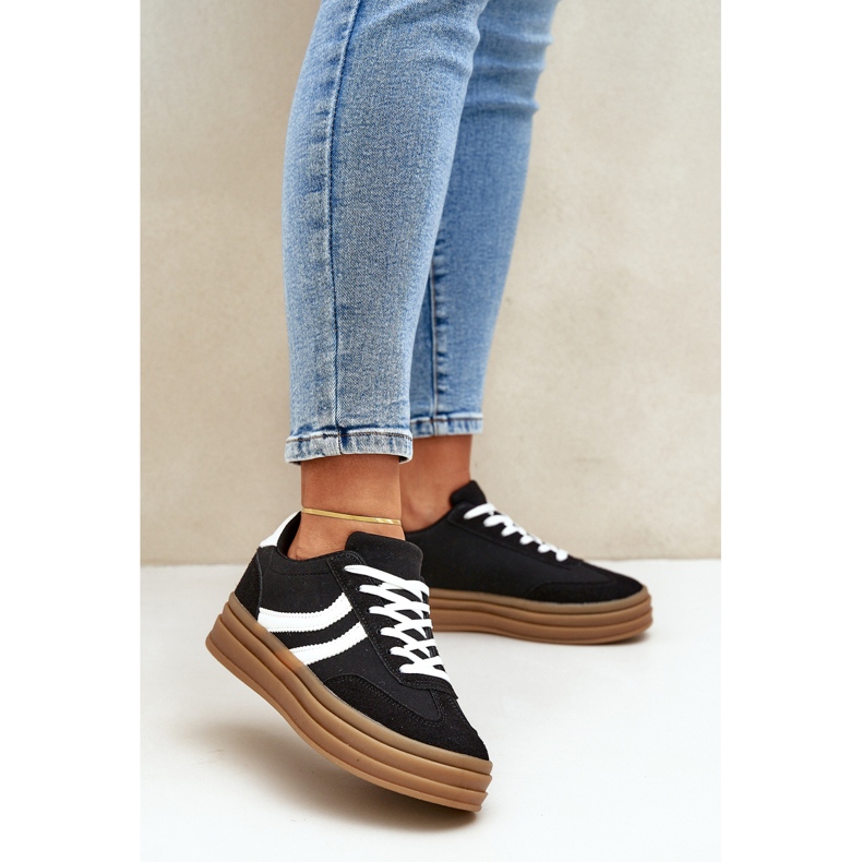 Tyylikkäät lenkkarit mustalla ja valkoisella alustalla 2