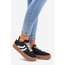 Tyylikkäät lenkkarit mustalla ja valkoisella alustalla 1