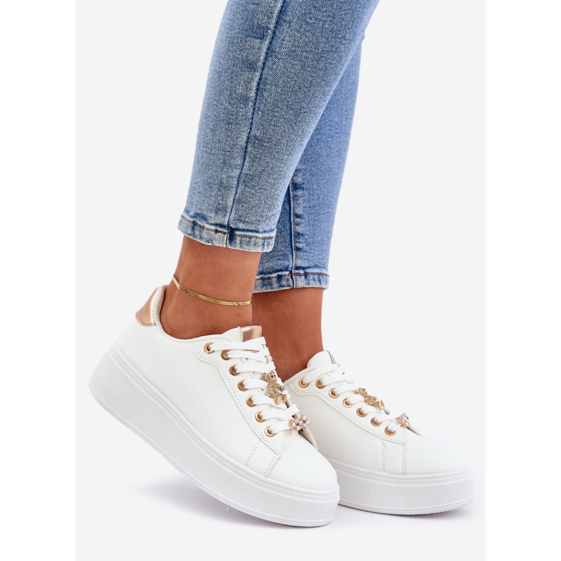 Eco -nahka -lenkkarit, joissa on nastat valkoiset ja kultaa valkoinen 1