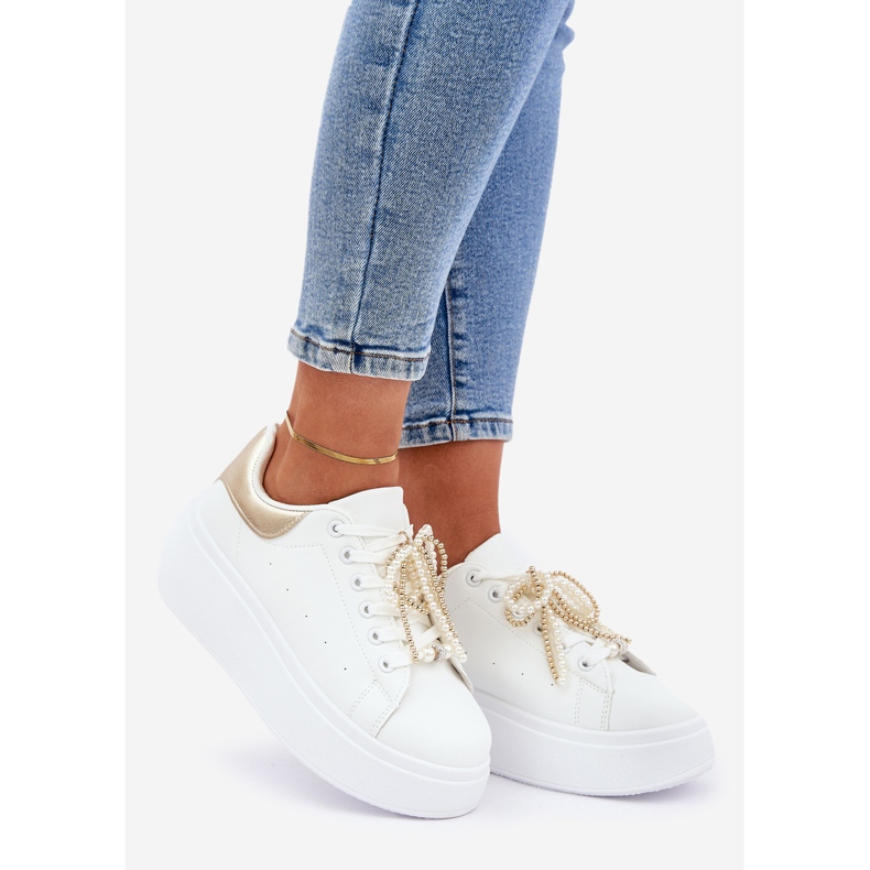 Naisten lenkkarit laiturilla valkoisilla ja kultaisilla koristeilla valkoinen 1