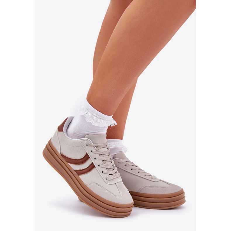 Tyylikkäät lenkkarit harmaalla alustalla 1