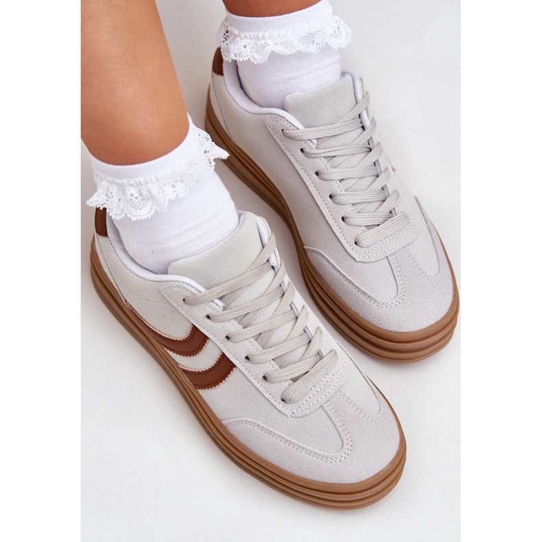 Tyylikkäät lenkkarit harmaalla alustalla 2