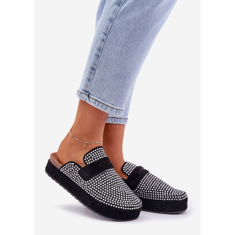 Naisten flip flops, joka on koristeltu zirkonilla mustalla alustalla 1