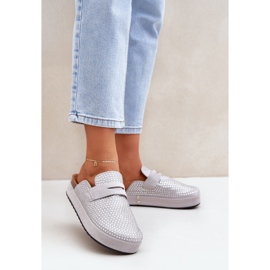 Naisten flip flops, joka on koristeltu zirkonilla harmaalla alustalla 1