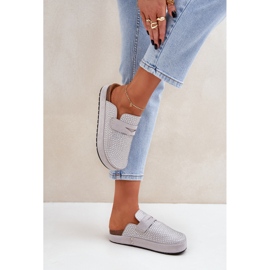 Naisten flip flops, joka on koristeltu zirkonilla harmaalla alustalla 2