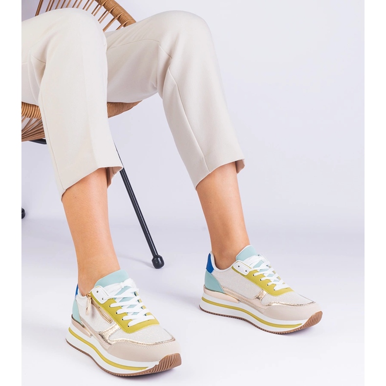 Vihreät urheilun lenkkarit laiturilla kultaisella lisäyksellä 1