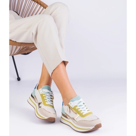 Vihreät urheilun lenkkarit laiturilla kultaisella lisäyksellä 2