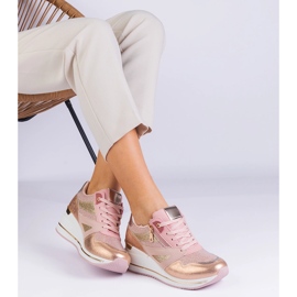 Vaaleanpunaiset urheilut lenkkarit kiiltävällä ja metallisella insertillä koristeltu lavalla vaaleanpunainen 1