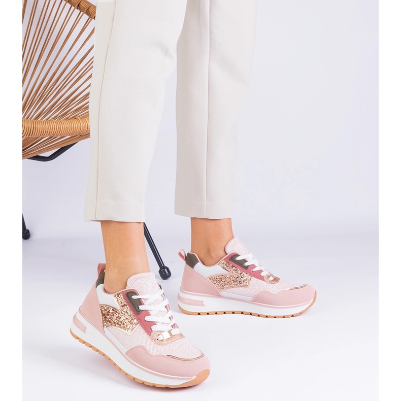 Vaaleanpunaiset lenkkarit kiilto koristeltu lavalla vaaleanpunainen 1