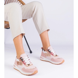 Vaaleanpunaiset lenkkarit kiilto koristeltu lavalla vaaleanpunainen 2