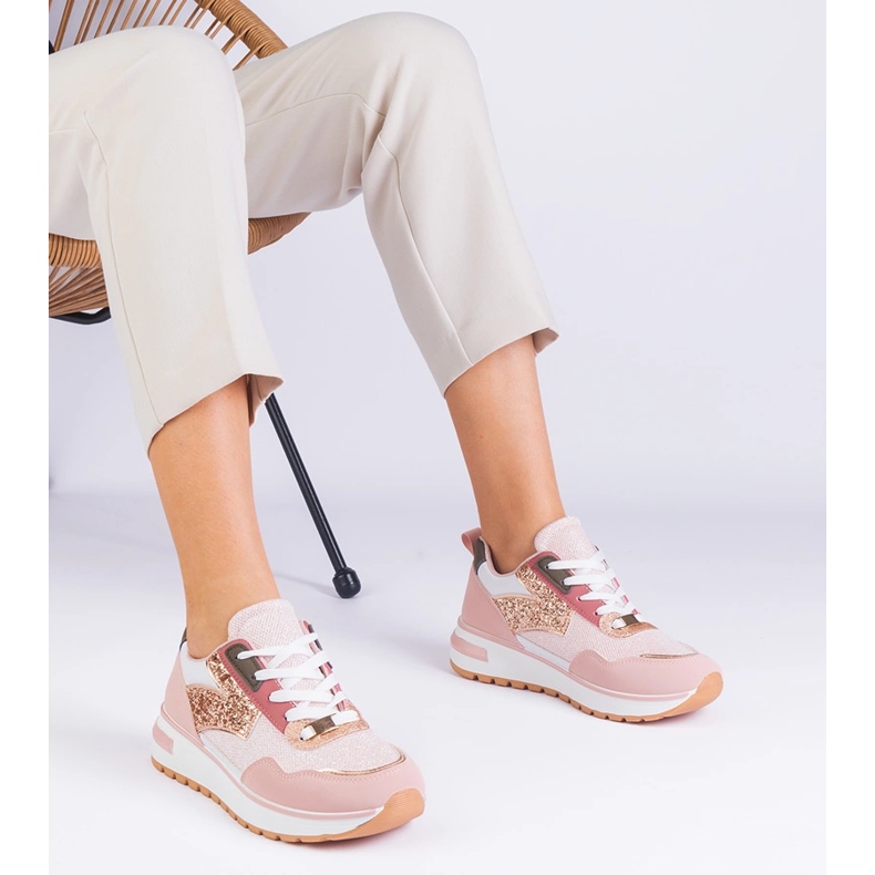 Vaaleanpunaiset lenkkarit kiilto koristeltu lavalla vaaleanpunainen 2