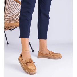 Ruskeat naisten leipomot Ekozamszista keulalla 1