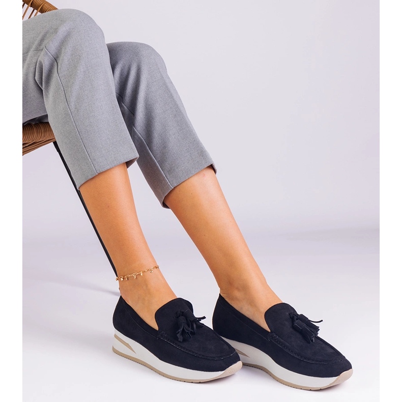 Mustat naisten leipomot laiturilla reunoilla 1