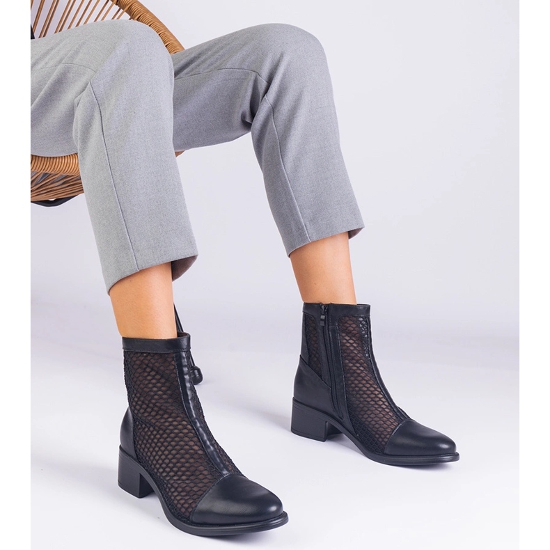 Postissa olevat mustat mesh -saappaat beige 1