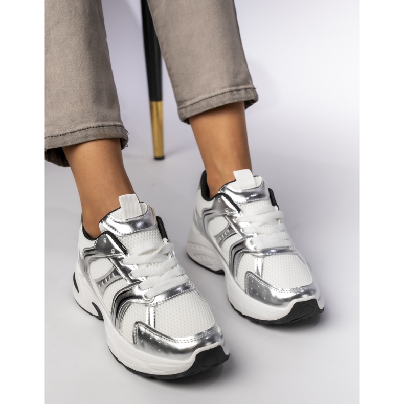 Naisten hopea -lenkkarit laiturilla 2