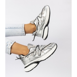 Naisten hopea -lenkkarit laiturilla 2