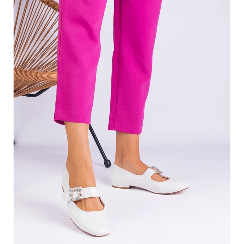 Valkoiset lakatut balleriinit, jotka on koristeltu solki valkoinen 1