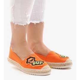 Naisten beigenväriset harjakattoiset saappaat matalalla kantapäällä 1