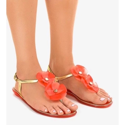 Patenttibeiget teräväkärkiset pumput matalalla kantapäällä 1